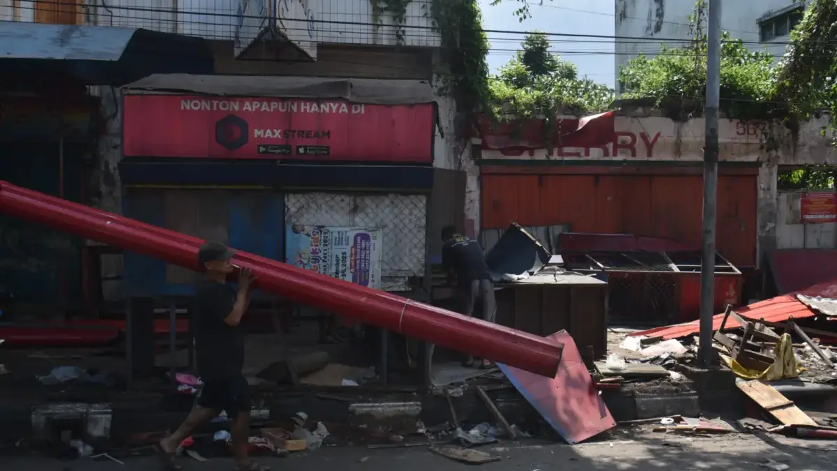 Pedagang Kaki Lima (PKL) membongkar kios mandiri di kawasan Cicadas, Kota Bandung. Foto: Dimas Rachmatsyah