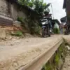 Pengendara sepeda motor melintas melewati jalur kereta non-aktif di Jalan Babakan Deki, Citereup, Kecamatan