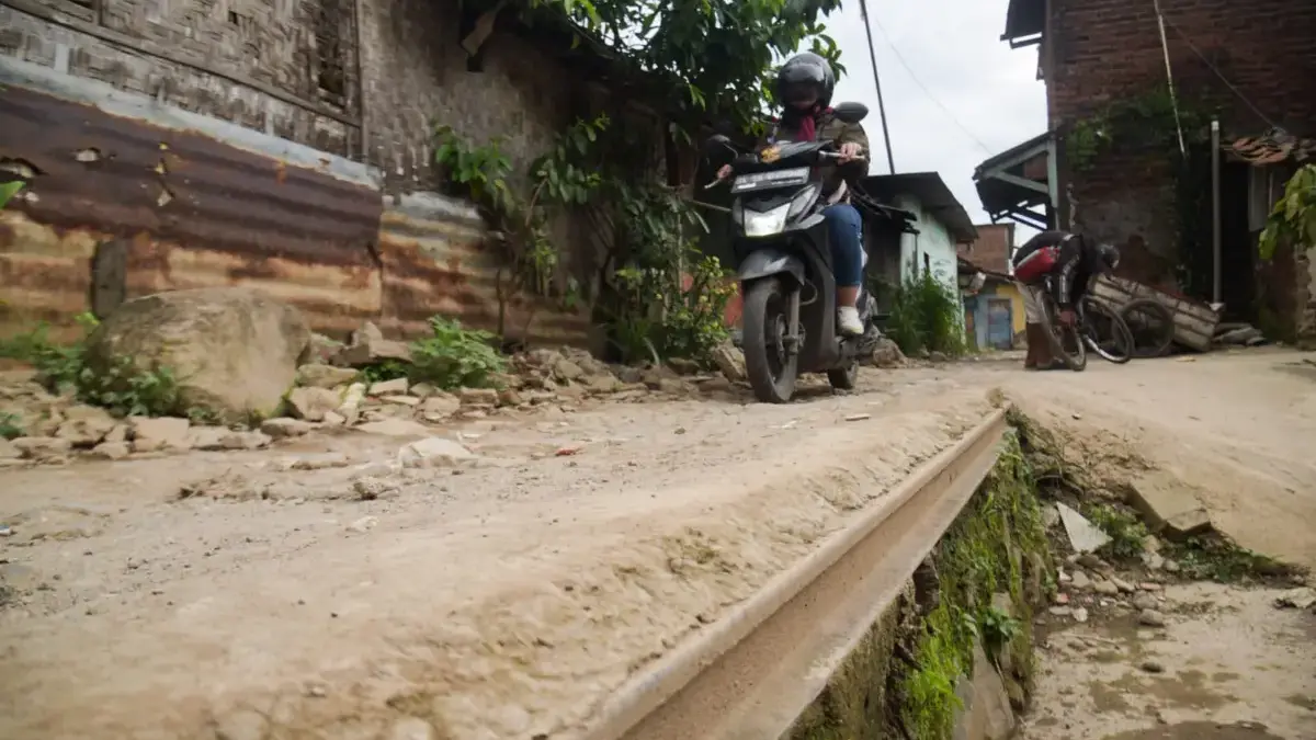 Reaktivasi Jalur KA Diyakini Dongkrak Ekonomi dan Pariwisata Sumedang Pengendara sepeda motor melintas melewati jalur kereta non-aktif di Jalan Babakan Deki, Citereup, Kecamatan