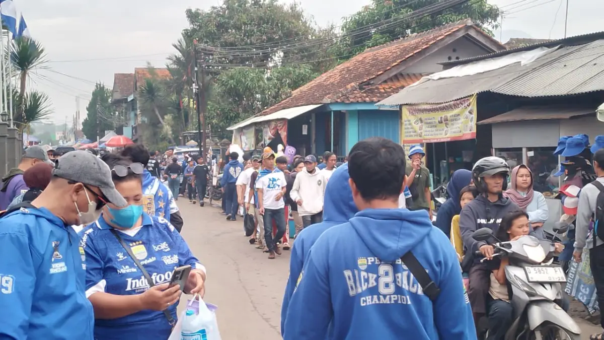 Ribuan Bobotoh Mulai Padati Dusun Ciluluk Sumedang, Ramaikan Syukuran Persib Hattrick Juara Ribuan Bobotoh Mulai Padati Dusun Ciluluk Sumedang, Ramaikan Syukuran Persib Hattrick Juara