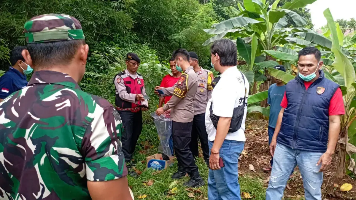 Seorang pria R (37) ditemukan tewas gantung diri di area kebun Kampung Jampang Desa Kalisuren, Tajurhalang