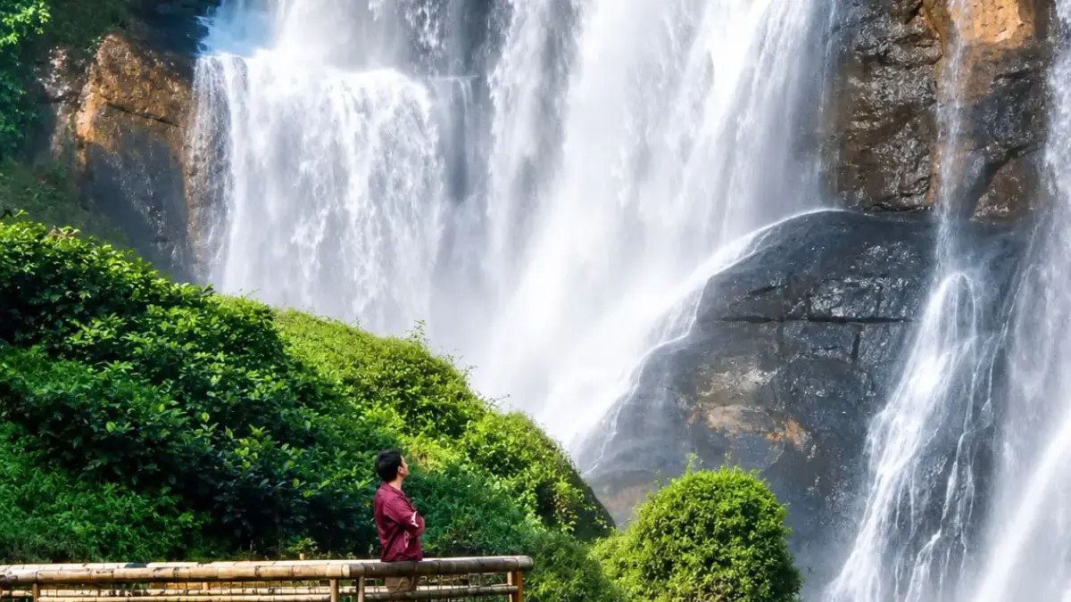 Sempat Lumpuh Diterjang Longsor, Curug Malela Kini Kembali Beroperasi Wisatawan tengah menikmati keindahan Curug Malela di Kecamatan Rongga, Bandung Barat. Dok Jabar Ekspres/Suwitn