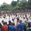 Kegiatan Ngagogo Lauk pada Syukuran Tim Maung Bandung Hettrick Juara di kediaman Bos Persib, Uwa Haji Umuh