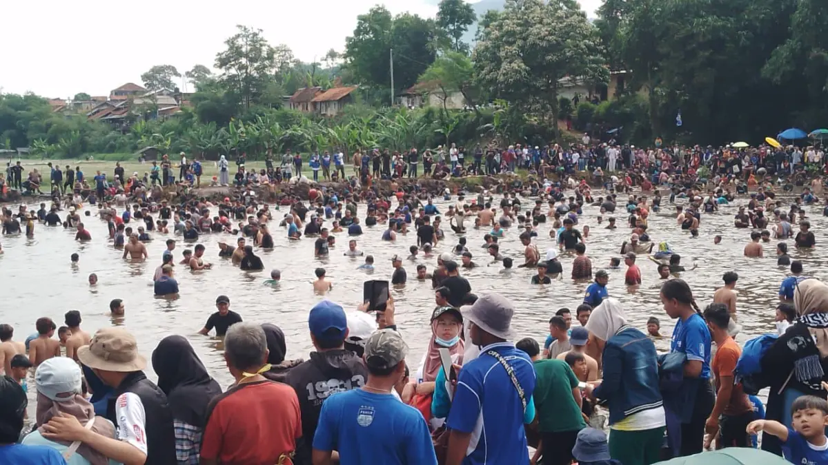 Kegiatan Ngagogo Lauk pada Syukuran Tim Maung Bandung Hettrick Juara di kediaman Bos Persib, Uwa Haji Umuh
