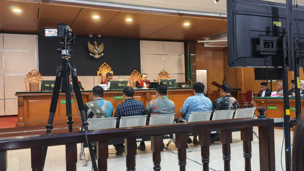 Kuasa Hukum Bantah Aliran Rp500 Juta dalam Kasus Ijon Proyek Bekasi, Sebut Kesaksian Tidak Didukung Bukti Suasana persidangan dugaan kasus Korupsi Ijon Proyek di Pemkab Bekasi di PN Bandung. Senin, (25/5)