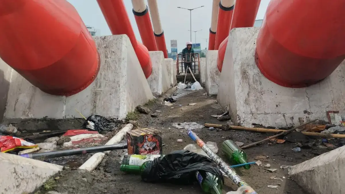 Perayaan Hattrick Juara Persib Sisakan 112 Ton Sampah, Flare dan Botol Bekas Jadi Penyumbang Terbesar Jurnalis memotret sampah berserakan usai perayaan hattrick juara Super League Persib Bandung di Jembatan Prof