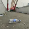 Jurnalis memotret sampah bekas botol minuman keras usai perayaan hattrick juara Super League Persib Bandung di