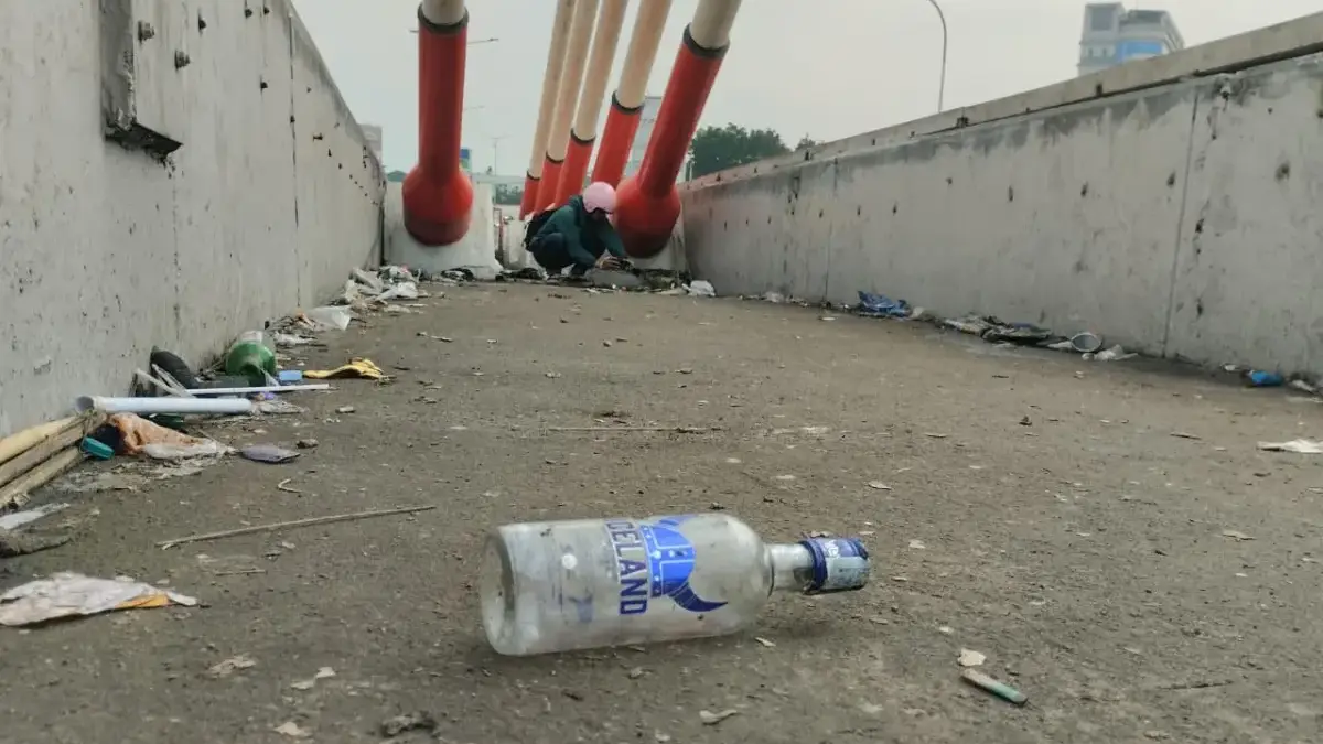 Jurnalis memotret sampah bekas botol minuman keras usai perayaan hattrick juara Super League Persib Bandung di