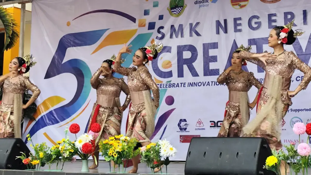 Penampilan Kreasi Tari Tradisional dalam Perayaan Dies Natalis SMKN 3 Cimahi ke-57 (Mong)