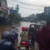 Banjir Kembali Rendam Jalan Raya Dayeuhkolot, Warga Terpaksa Cari Jalur Alternatif