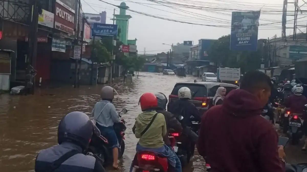 Banjir Kembali Rendam Jalan Raya Dayeuhkolot, Warga Terpaksa Cari Jalur Alternatif Banjir Kembali Rendam Jalan Raya Dayeuhkolot, Warga Terpaksa Cari Jalur Alternatif
