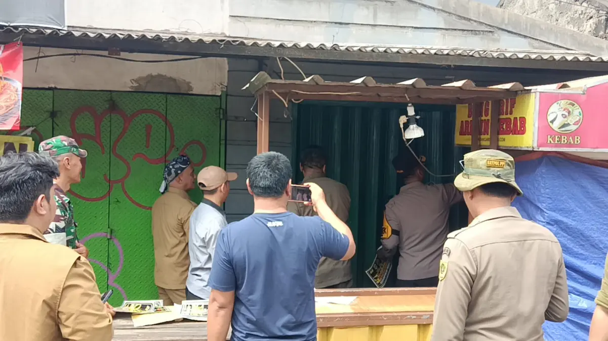 Bikin Warga Resah, Polsek Parung Segel Toko Penjual Tramadol dan Eximer