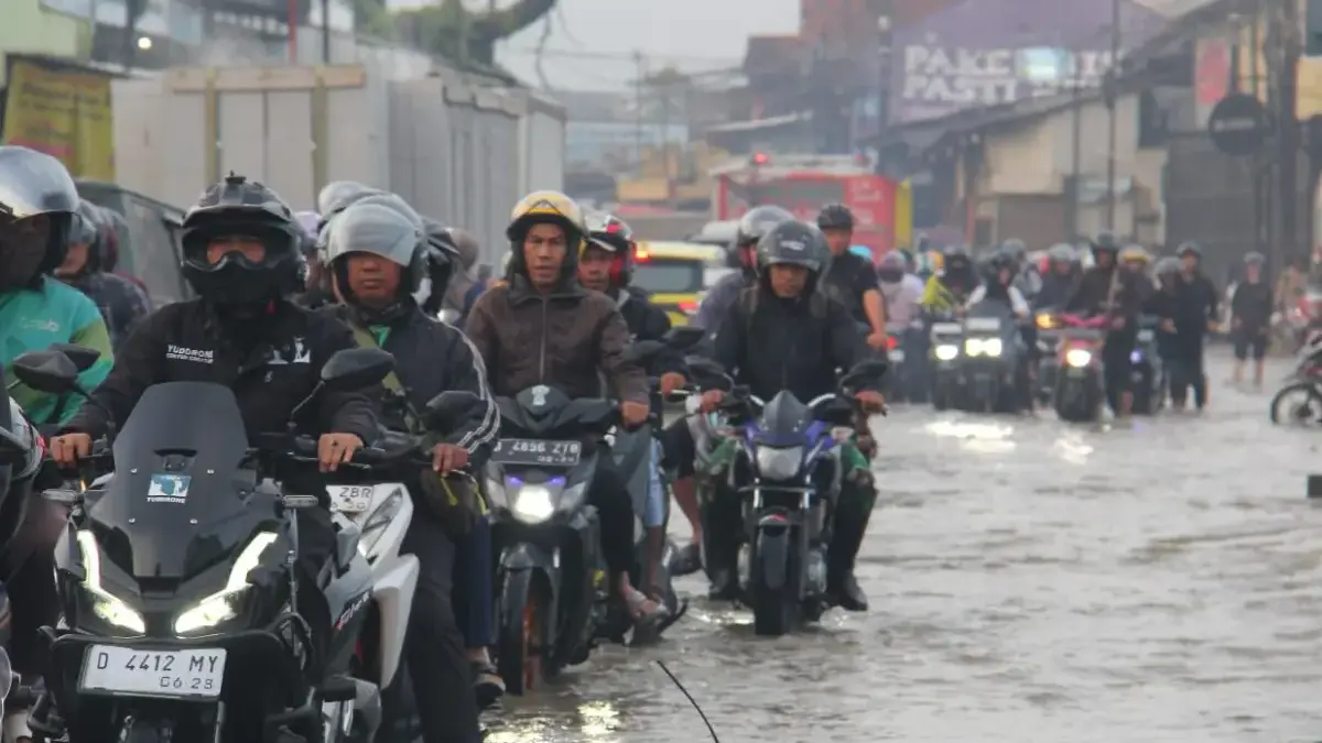 Pengendara Terjebak Banjir di Cikarees Bojongsoang, Warga Sebut Penanganan Tak Kunjung Tuntas