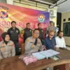 Kapolres Ciamis AKBP Hidayatullah saat merilis kasus peniouan berkedok hibah Rp33 miliar di Mapolres Ciamis