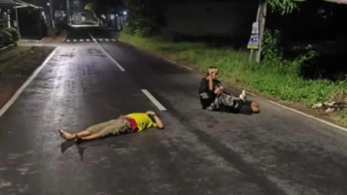 Warga terkapar usai perkelahian di kawasan Sumanding pada Rabu (27/5/2026). Ramai di media sosial kondisi itu