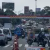 Libur panjang Idul Adha mulai terlihat pada meningkatnya volume kendaraan di jalur wisata Puncak, Kabupaten