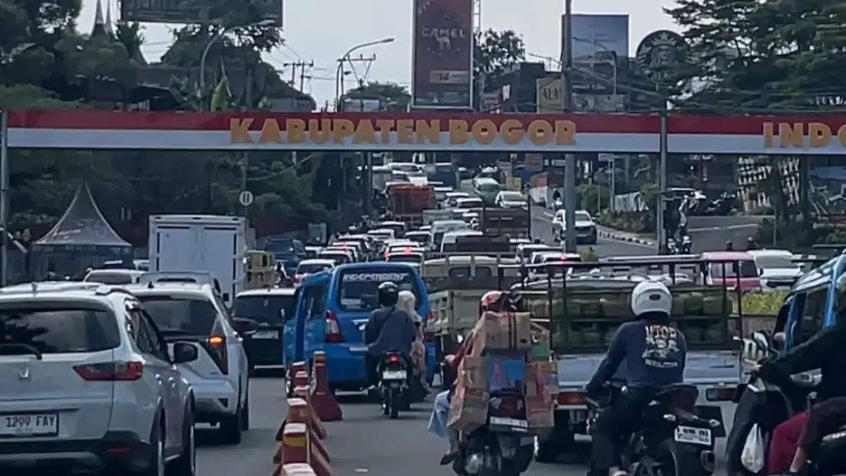 Libur panjang Idul Adha mulai terlihat pada meningkatnya volume kendaraan di jalur wisata Puncak, Kabupaten