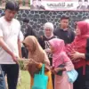 Pembagian hewan kurban kepada masyarakat yang dilaksanakan DPC Gerindra Kabupaten Sumedang pada Kamis (28/5/20