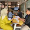 Salah Seorang Orang Tua Siswa saat Berkonsultasi terkait Pendaftaran pada Panitia SPMB Sekolah Maung (mong)