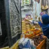 Pengunjung membeli oleh-oleh haji dan umrah di Pasar Baru Trade Center, Kota Bandung, Jumat (29/5)