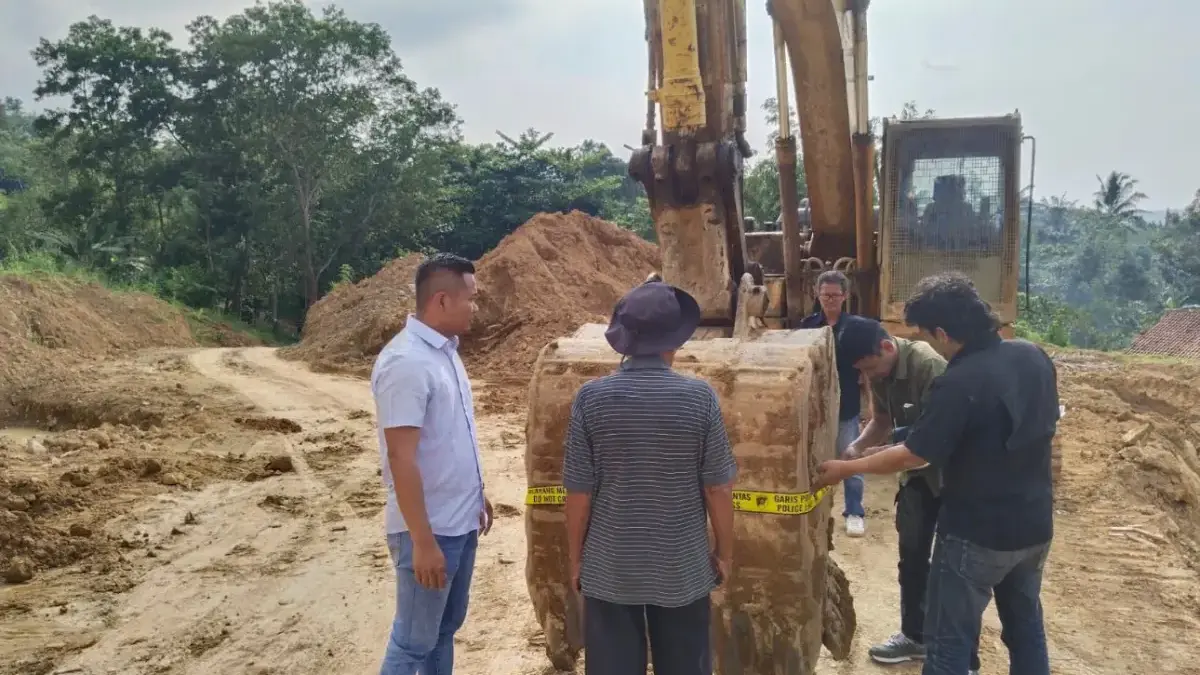 Galian Ilegal di Gunung Gembok Banjar Dihentikan, Polisi Periksa Tiga Orang Polisi menghentikan galian ilegal di Gunung Gembok Kota Banjar. Tiga orang diperiksa dalam kasus terseb