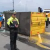 Kecelakaan lalu lintas yakni truk terbalik di ruas Tol Jagorawi Bogor KM 46,8B arah Jakarta, pada Sabtu (2/5/2