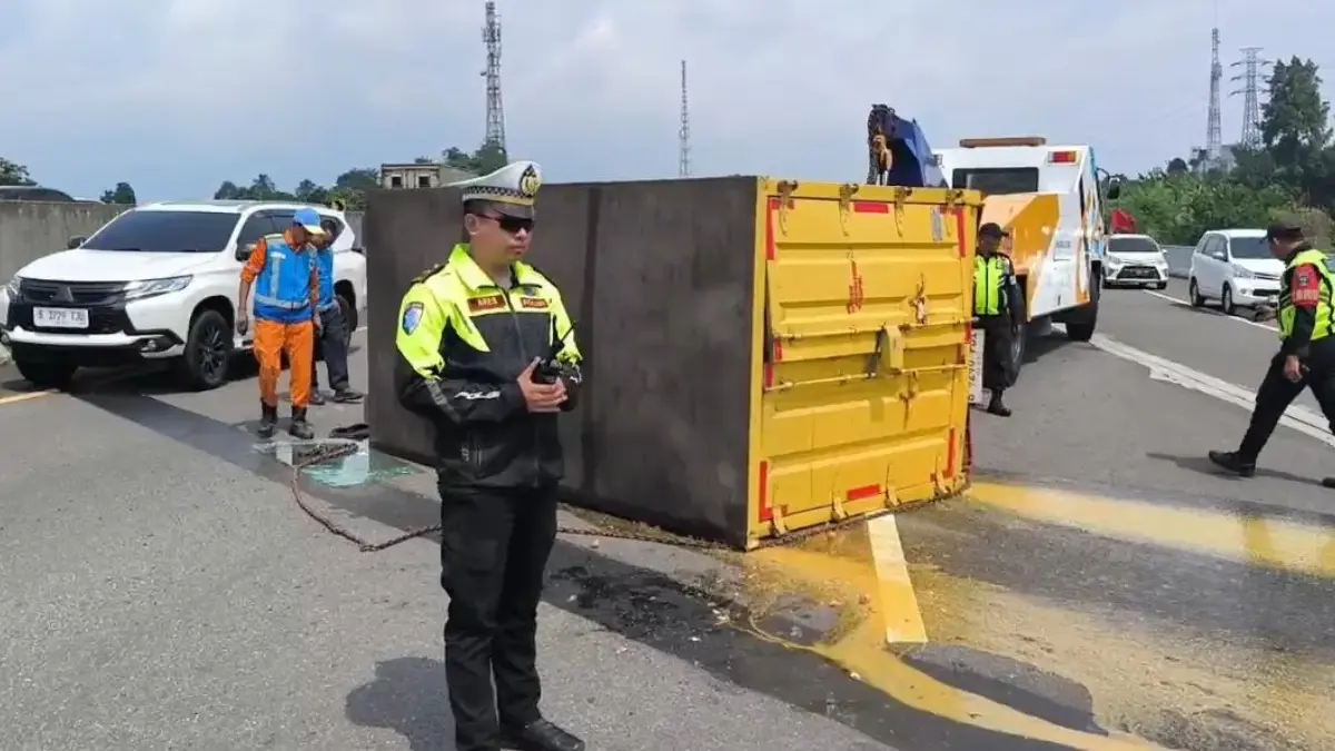 Truk Terbalik di Tol Jagorawi Bogor KM 46,8B, Diduga Akibat Pecah Ban Belakang Kecelakaan lalu lintas yakni truk terbalik di ruas Tol Jagorawi Bogor KM 46,8B arah Jakarta, pada Sabtu (2/5/2