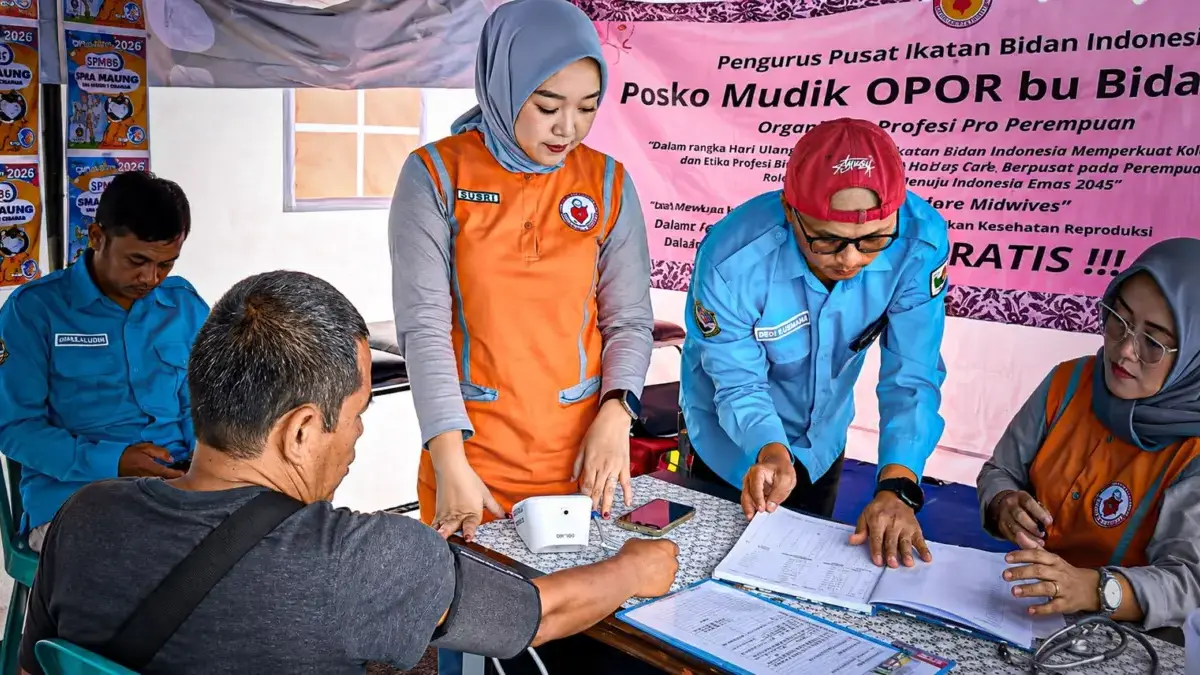 Ilustrasi: Petugas kesehatan Dinkes Bandung Barat tengah memeriksa wisatawan. Dok Jabar Ekspres/Suwitno