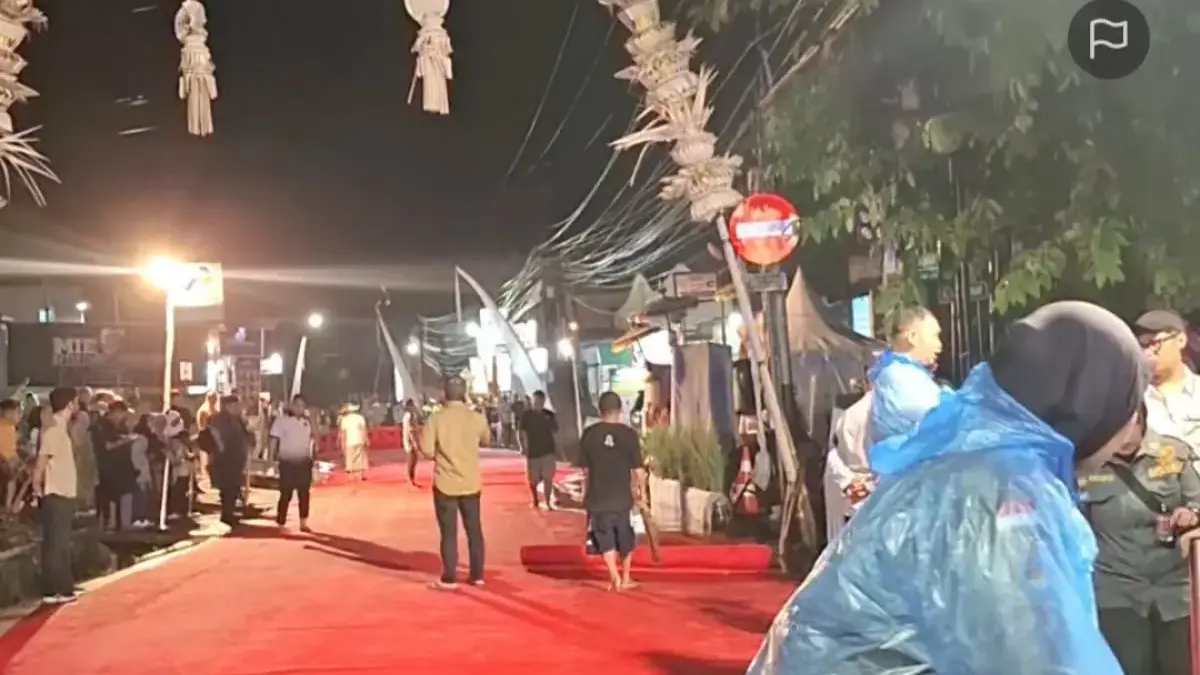 Foto : Dok / Hendi Caption : Suasana salahsatu ruas jalan di Kevamatan Singaparna yang disulap penuh warna un