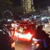 Kemacetan arus lalu lintas usai adaya korban diduga terjatuh saat konvoi Bobotoh berlangsung di Jatinangor, Su