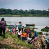 PLN IP UBP Saguling bersama lintas Stakeholder tengah membersihkan eceng gondok di Waduk Saguling. Dok istimew