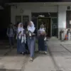 Ilustrasi: Pelajar SMA berjalan menuju ruang kelas. Foto: Dimas Rachmatsyah / Jabar Ekspres