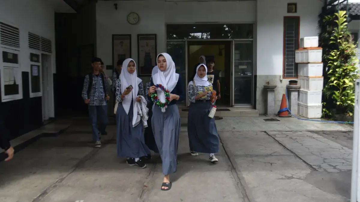 Ilustrasi: Pelajar SMA berjalan menuju ruang kelas. Foto: Dimas Rachmatsyah / Jabar Ekspres
