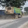 ILUSTRASI: Truk tambang limstone (batu kapur) di Kecamatan Klapanunggal Kabupaten Bogor. FOTO: Dzihar/Jabar Ek