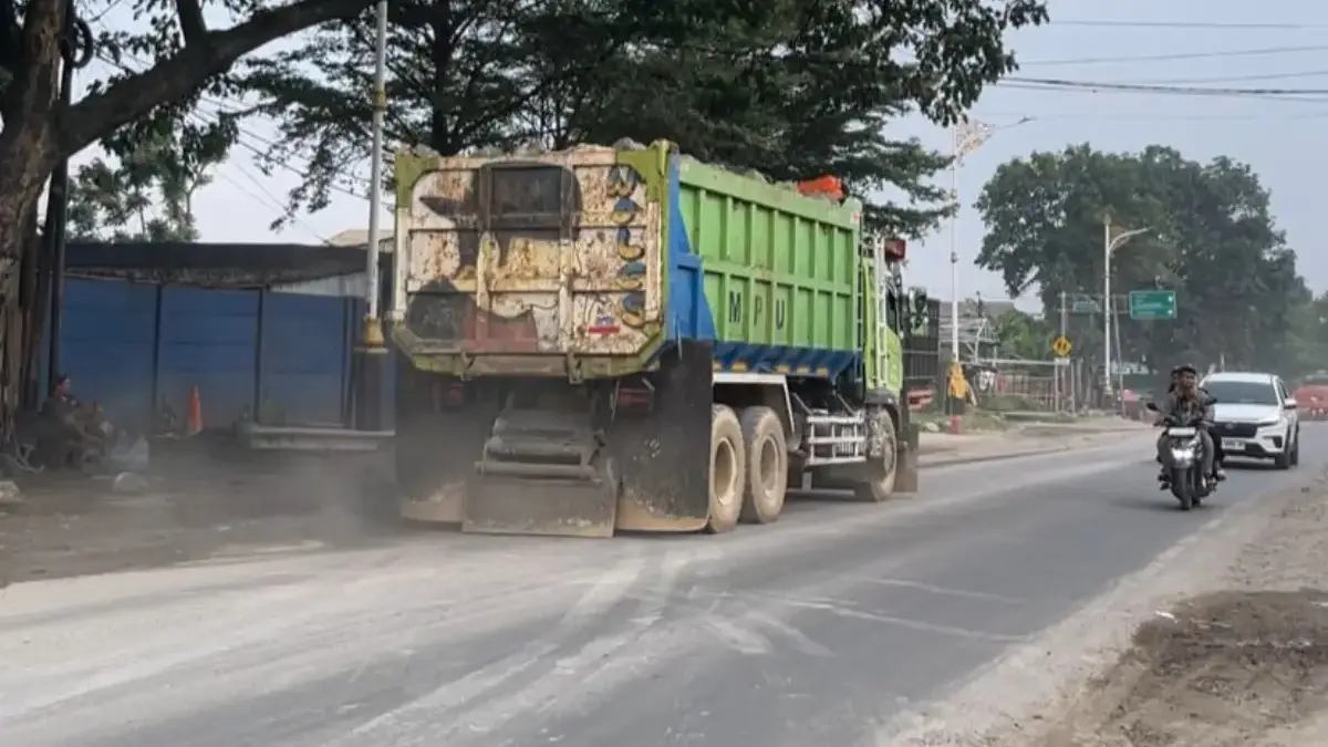 ILUSTRASI: Truk tambang limstone (batu kapur) di Kecamatan Klapanunggal Kabupaten Bogor. FOTO: Dzihar/Jabar Ek