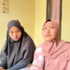Devi (kiri) Fitri (kanan) warga Desa Jampang, Kemang, Kabupaten Bogor yang terkena dampak abu semen PT Mortar