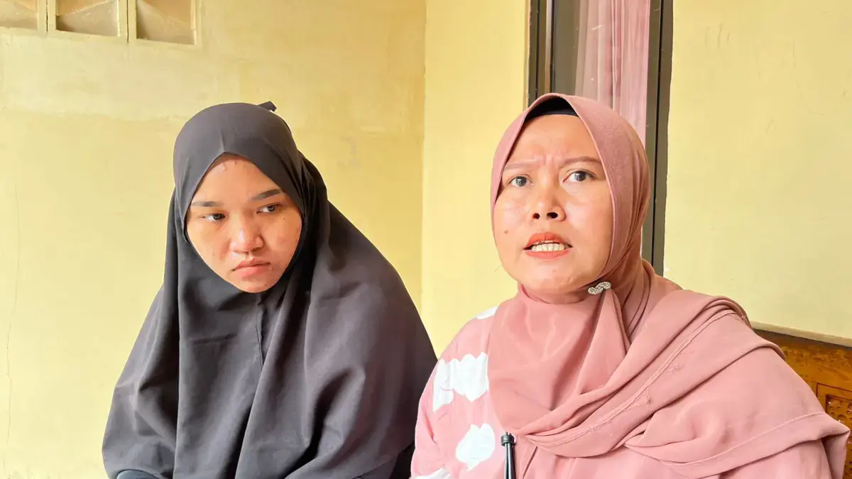 15 Warga Terdampak Abu Semen PT Mortar Kemang Dilarikan ke Puskesmas, Warga: Abunya Berasa di Tenggorokan Devi (kiri) Fitri (kanan) warga Desa Jampang, Kemang, Kabupaten Bogor yang terkena dampak abu semen PT Mortar