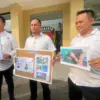 Satreskrim Polresta Bandung saat menunjukan barang bukti aksi pencurian dengan kekerasan terhadap seorang warg
