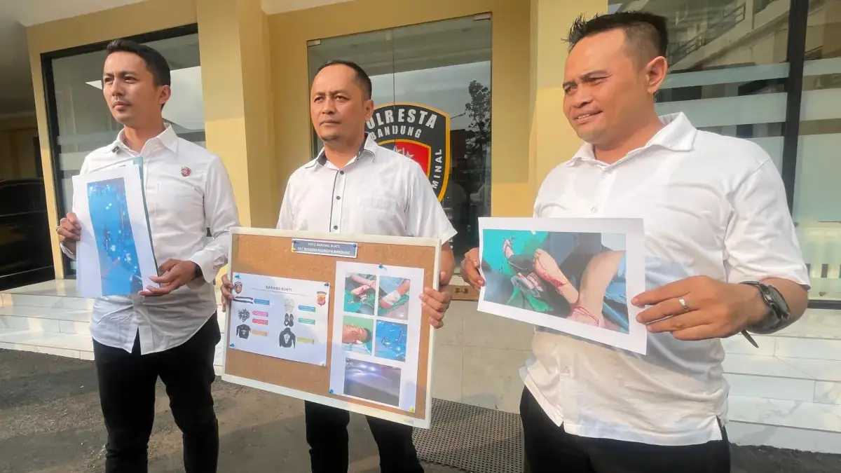 Satreskrim Polresta Bandung saat menunjukan barang bukti aksi pencurian dengan kekerasan terhadap seorang warg