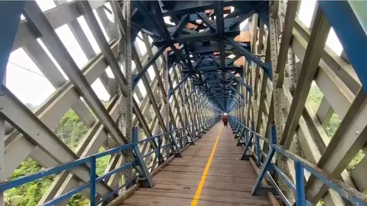 Warga berkumpul di area jembatan Cirahong, di lokasi dugaan loncatnya pria paruhbaya ke bawah jemabata,
