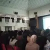 Momen ketika ratusan mahasiswa tengah fokus menyaksikan film dokumenter Pesta Babi di kampus Unpad Jatinangor,