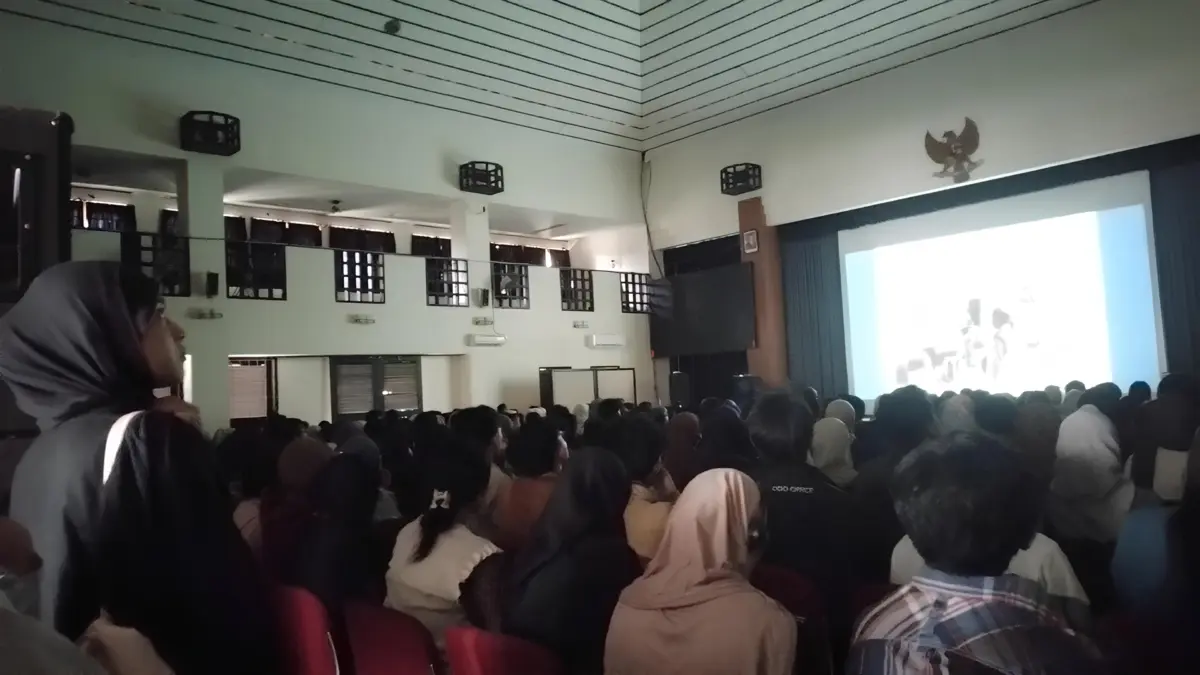 Momen ketika ratusan mahasiswa tengah fokus menyaksikan film dokumenter Pesta Babi di kampus Unpad Jatinangor,