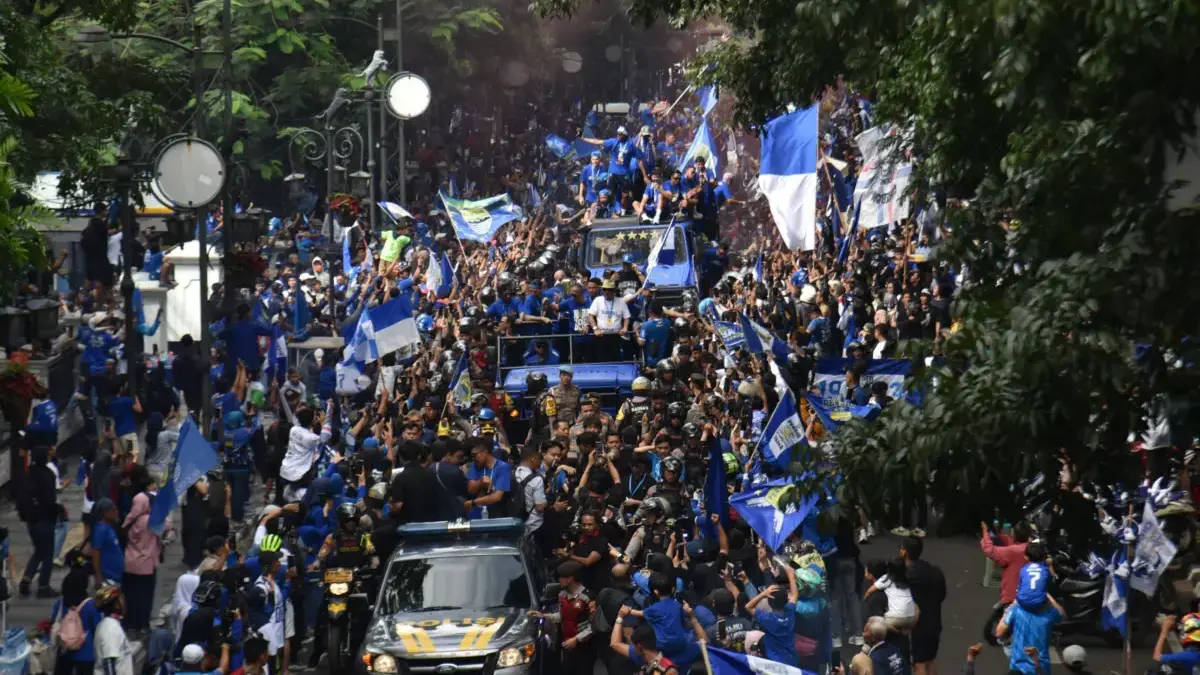 Jelang Laga Persib vs Persijap, 23 Titik di Kota Bogor Bakal Dijaga Ketat Petugas Gabungan Ilustrasi: Anggota kepolisian mengawal konvoi juara Liga 1 tim Persib Bandung tahun lalu. Foto: Dimas Rachmats