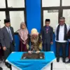 Wamen Koperasi Farida Farichah menandatangani peresmian gedung baru di acara wisuda STIT Lakbok di Desa Sidamu