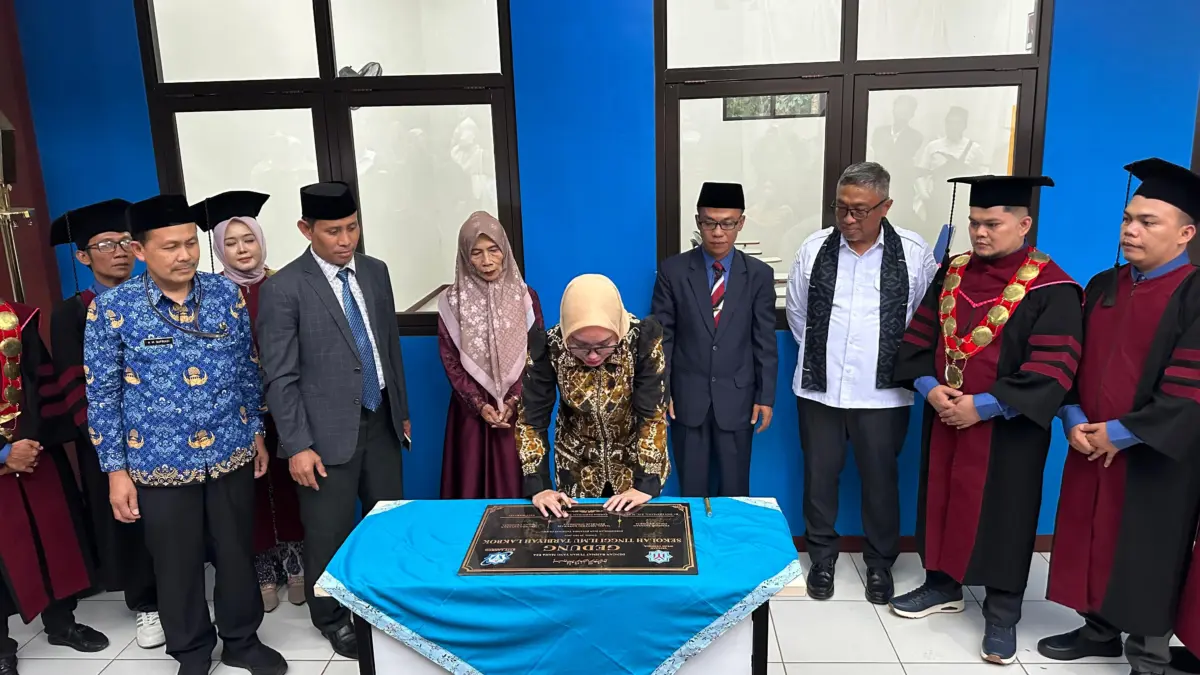 Wamen Koperasi Farida Farichah menandatangani peresmian gedung baru di acara wisuda STIT Lakbok di Desa Sidamu