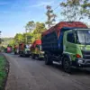 Truk pengangkut sampah dari wilayah Bandung Raya membuang muatannya di TPAS Sarimukti, Kecamatan Cipatat, Band