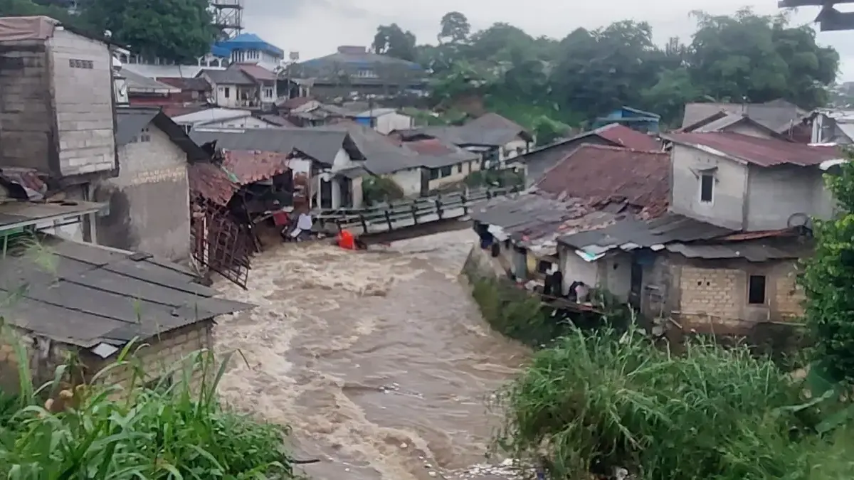 Jembatan penghubung antarpermukiman di Kelurahan Pasir Jaya, Kecamatan Bogor Barat, Kota Bogor, ambruk pada Se