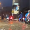 Meluapnya Sungai Muara Ciwidey akibat hujan deras di wilayah hulu sejak Senin (4/5/2026) sore merendam akses j
