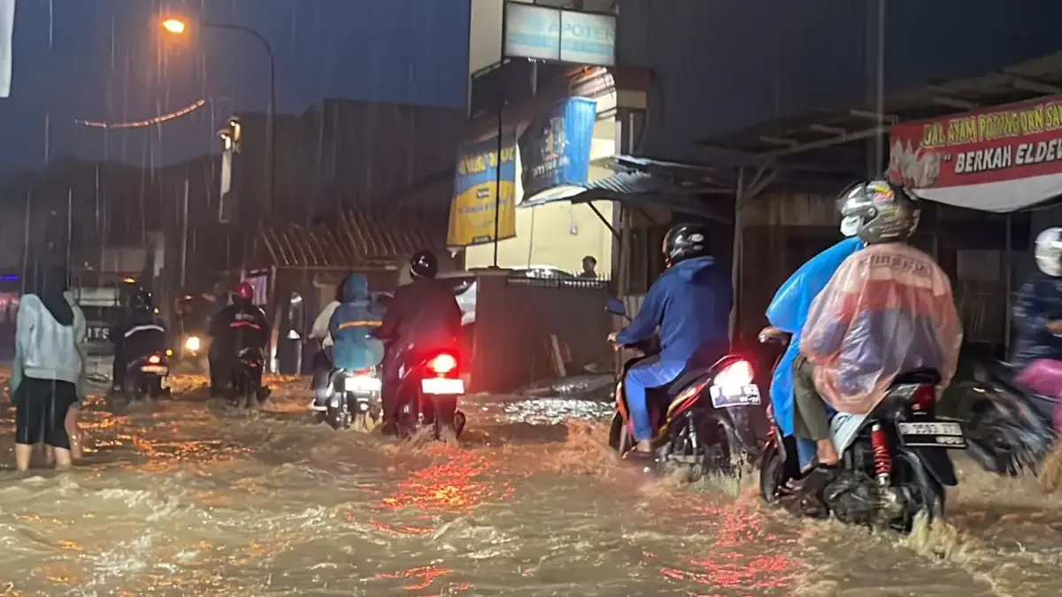 Meluapnya Sungai Muara Ciwidey akibat hujan deras di wilayah hulu sejak Senin (4/5/2026) sore merendam akses j