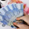 ILUSTRASI cara menghasilkan uang dari HP (freepik)